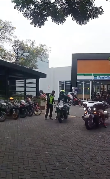 Viral Kepala Satpam Kena Tarik Pengendara Moge karena Tidak Diterima Ditegur Geber Motor