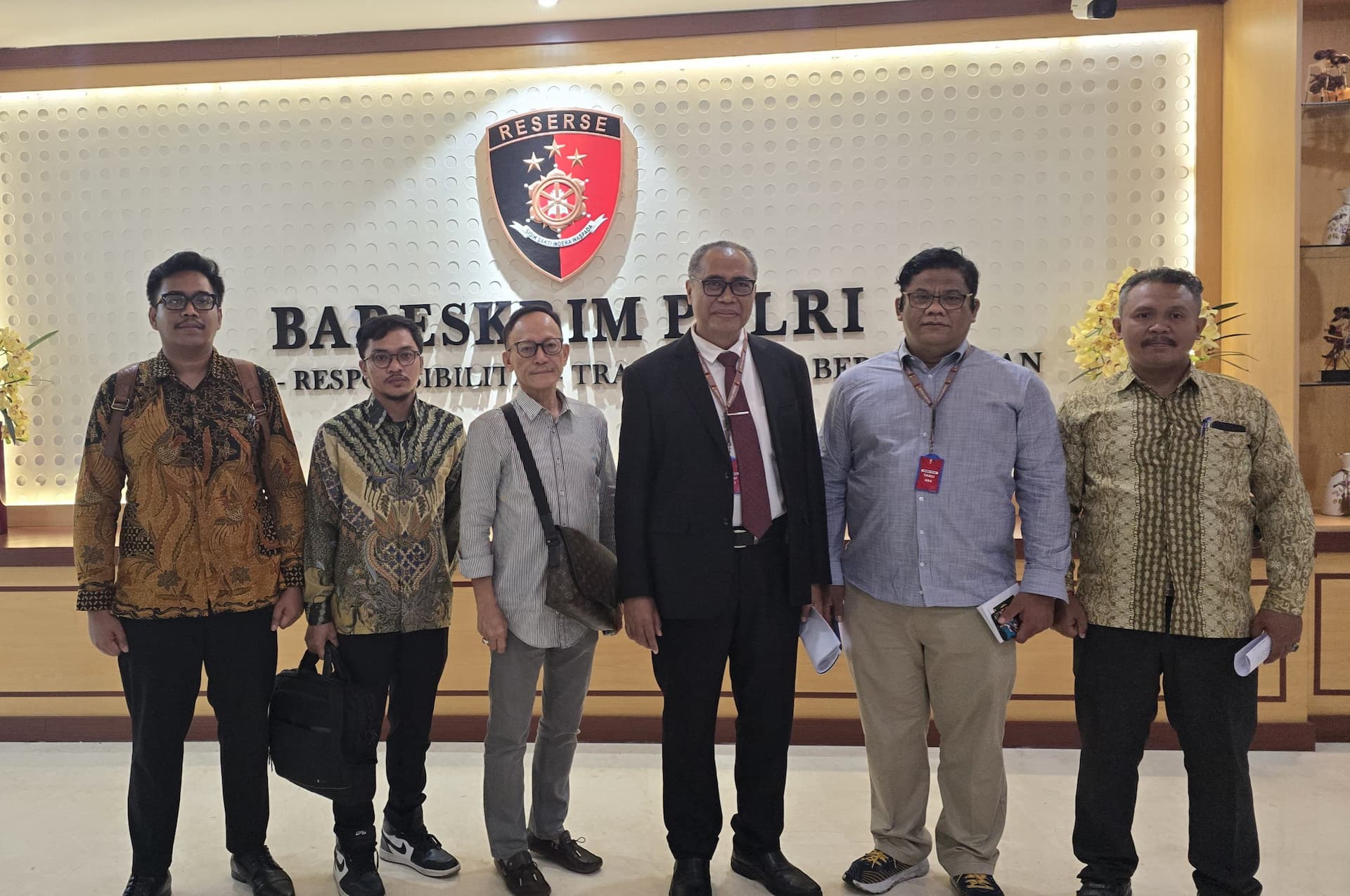 Kuasa Hukum Penyelamat PBB TM Luthfi Yazid beserta mantan Wakil Ketua Umum PBB Fuad Zakaria mengadukan dan melaporkan Yusril ke Badan Reserse Kriminal (Bareskrim) Mabes Polri, Jakarta.