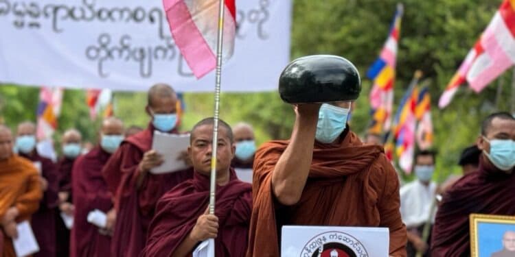 Lebih 100 biksu, didukung penduduk setempat, menggelar aksi di Kotapraja Myaing di wilayah Magwe, Kamis 27 Juni, untuk menyatakan boikot. Foto: Irrawaddy