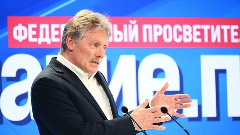 Dmitry Peskov, juru bicara Kremlin, saat memberi penjelasan kepada wartawan, Peskov menyebut AS sebagai 'musuh' saat berbicara. Foto: Russia Today