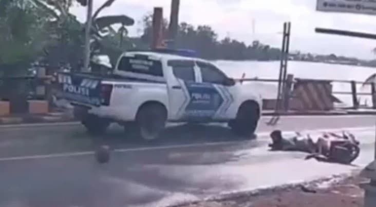 Viral Mobil Polisi dan Iring-iringan Menteri Tak Pedulikan Pengendara Motor yang Terjatuh. (Foto: X/@Heraloebss)