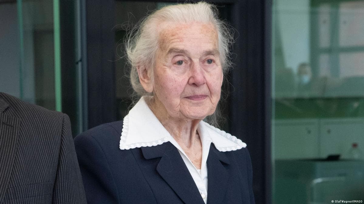 Ursula Haverbeck, nenek usia 95 tahun dan kader Nazi, saat tampil di Pengadilan Hamburg, Jerman. Haverbeck divonis 16 bulan penjara karena menyangkal Holocaust. Foto: Newsflash