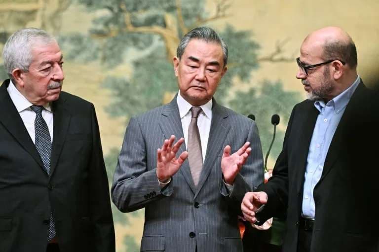 Dari kiri ke kanan, Mahmoud al-Aloul, Wakil Ketua Komite Sentral Fatah, Menteri Luar Negeri Tiongkok Wang Yi, dan anggota senior Hamas Mussa Abu Marzuk, (Foto: AFP/Pedro Pardo/POOL)