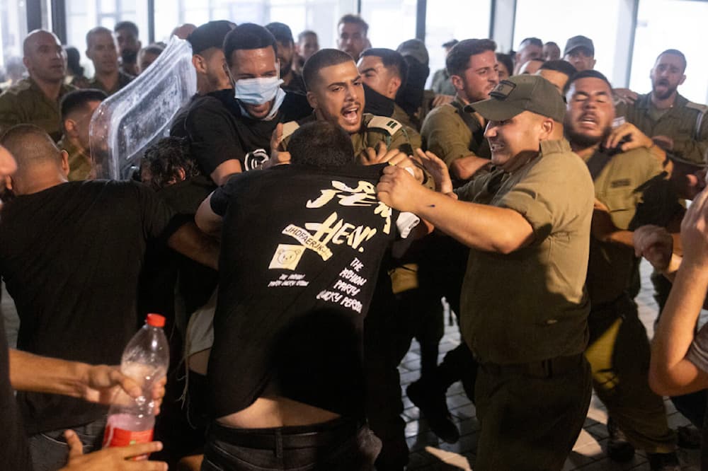 Tentara dan polisi Israel bentrok dengan pemukim yang menggeruduk Pangkalan Militer Beit Lid untuk mendukung tindakan tentara Israel menyodomi tawanan Palestina, 29 Juli 2024. Foto: Al Mayadeen