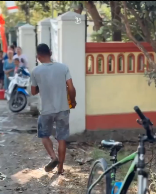 Ngga Ada Akhlak, Warga di Mojokerto Jarah Sisa Minyak Usai Truk Tangki Terguling! Warganet: SDM Rendah