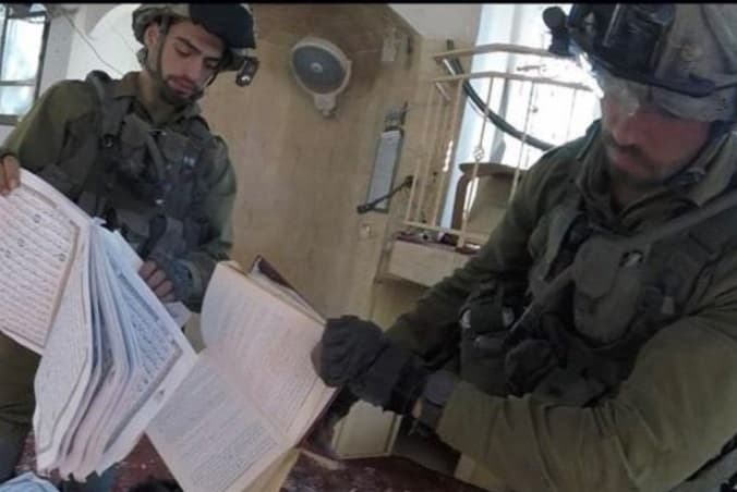 Para tentara Israel menyerbu Masjid Bani Saleh di Jalur Gaza utara dan membakar seluruh Al-Quran di dalamnya. (Foto:Palestine Chronicle)