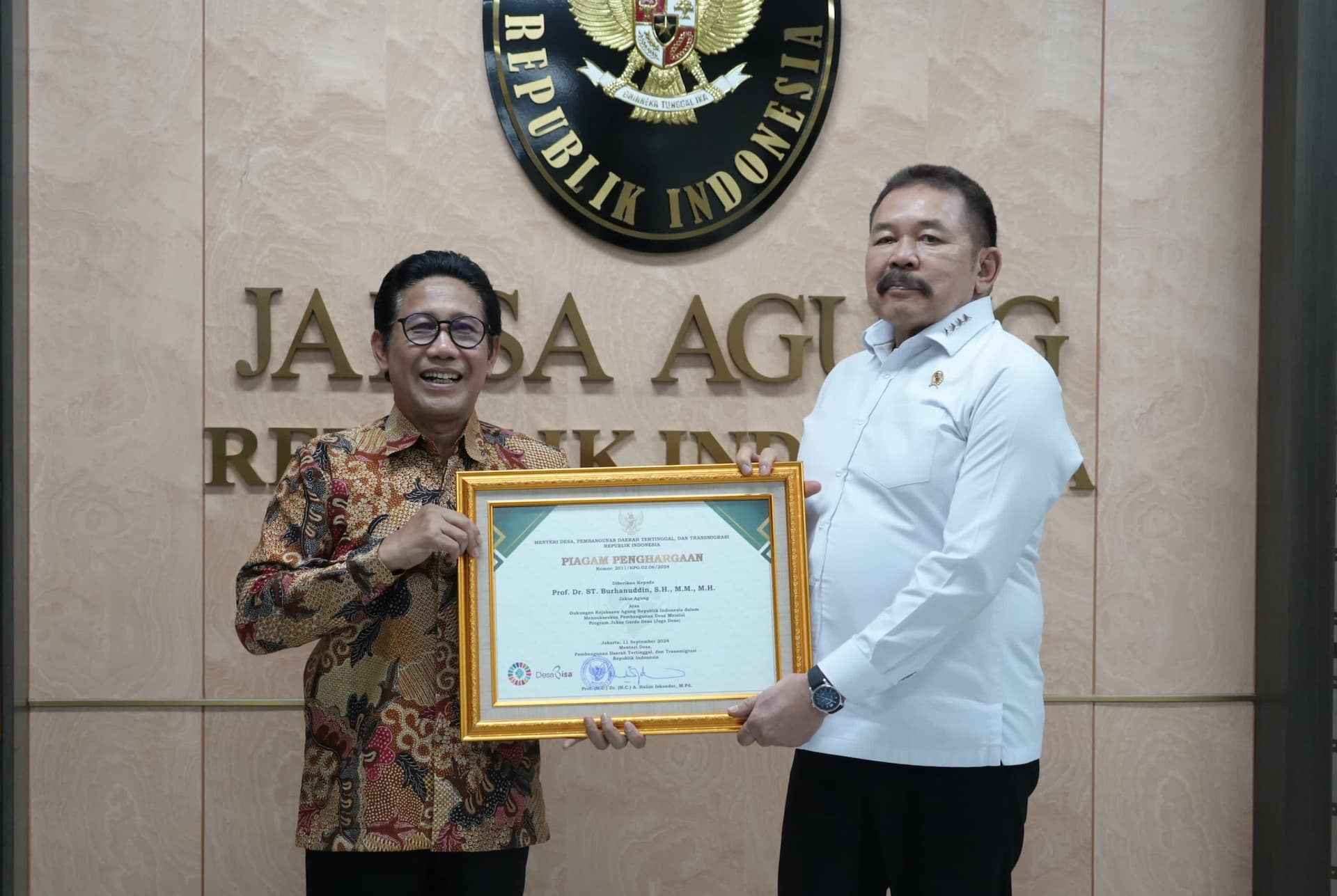 Jaksa Agung ST Burhanuddin menerima piagam penghargaan dari Kementerian Desa, Pembangunan Daerah Tertinggal, dan Transmigrasi (Kemendes PDTT) (Foto: Kejaksaan)