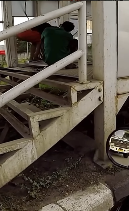 Viral Video Dua Pria Kepergok Curi Besi di Halte Busway Pasar Cakung, Warganet: Siang Bolong Santai Sekali Ngambilnya