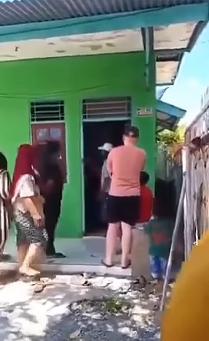 Langka! Video Viral Bule Ikut Nonton Penggerebekan Pelakor di NTB, Warganet: Lelaki Ingin Tahu Gimana Dunia Bekerja