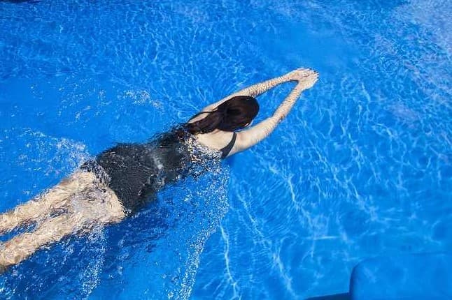 Ilustrasi Wanita Berenang (Foto: res.cloudinary)