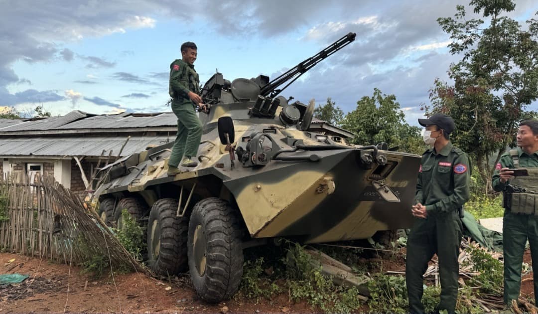 Prajurit Aliansi Persaudaraan, salah satu kelompok anti-junta, berpose di kendaraan lapis baja yang mereka rebut. Aliansi Persaudaraan menolak usulan junta militer untuk berunding. Foto: Myanmar Now