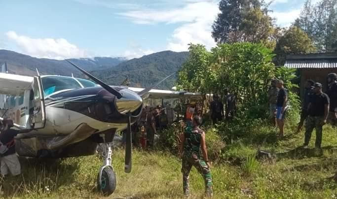 Pesawat Smart Air Tergelincir di Kabupaten Intan Jaya, Papua (Foto: Polda Papua)