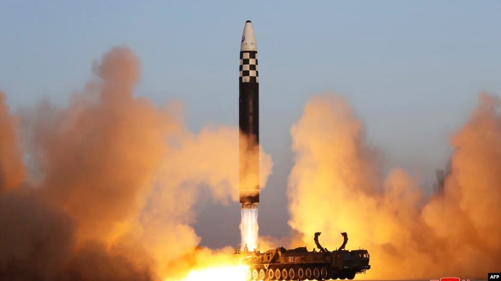 Rudal Balistik Antarbenua Korea Utara (Foto KCNA via AFP)