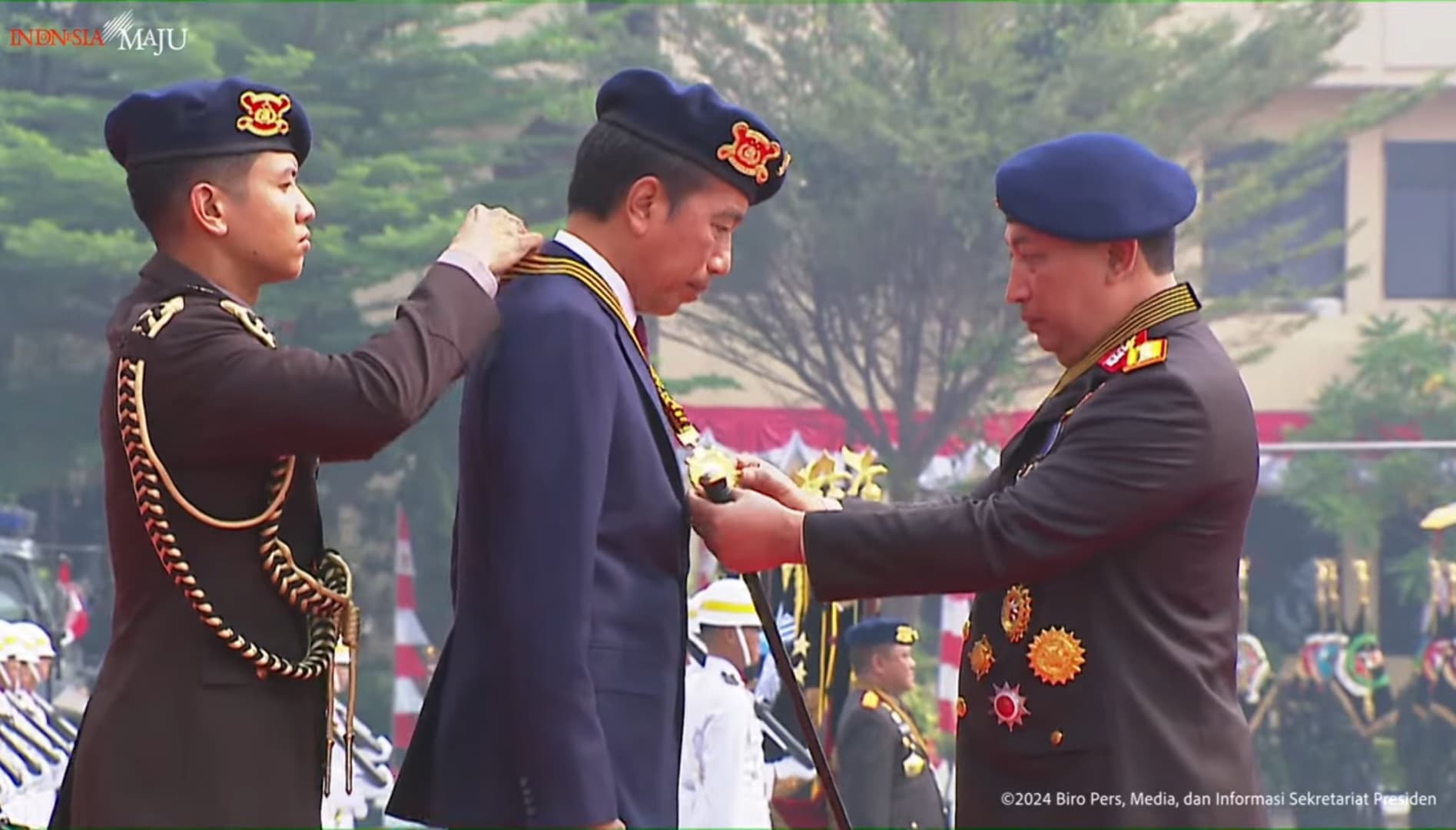 Kapolri Jenderal Listyo Sigit Prabowo menyematkan medali kehormatan Loka Praja Samrakshana kepada Presiden Joko Widodo (Foto: Sekretariat Presiden)