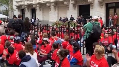 Yahudi pro-Palestika Unjuk Rasa di Wall Street, Protes Dukungan AS ke Israel