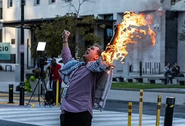 Wartawan Bakar Diri dalam Demo pro-Palestina di Depan Gedung Putih
