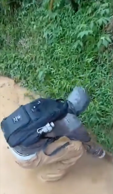 Viral Video Diduga Perjuangan Guru di Lebak Melintasi Longsor Demi Mengajar, Warganet: Pahlawan Tanpa Tanda Jasa