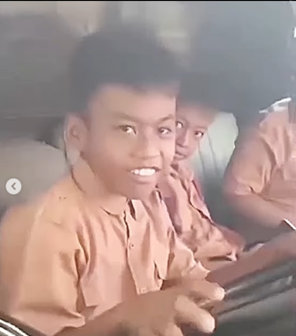 Viral Video Bocah SD di Madura Mengendarai Mobil Pikap dan Angkut Temannya, Warganet: Meksiko dengan Kearifan Lokalnya