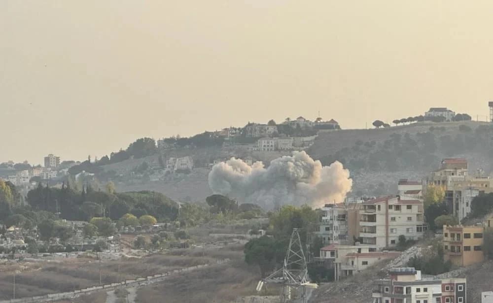 Asap putih membumbung ke udara setelah Israel mengebom Nabatieh. Israel mampu membakar sekujur Lebanon selatan, tapi belum satu desa pun direbut. Foto: Al Mayadeen