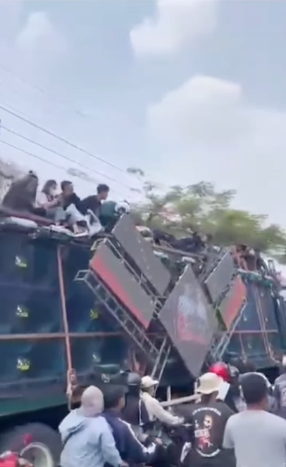 Viral Pria Terjatuh dari Truk Sound Horeg di Acara Kampanye Pilbup Pasuruan, Warganet: Kok Cuma Satu yang Jatuh