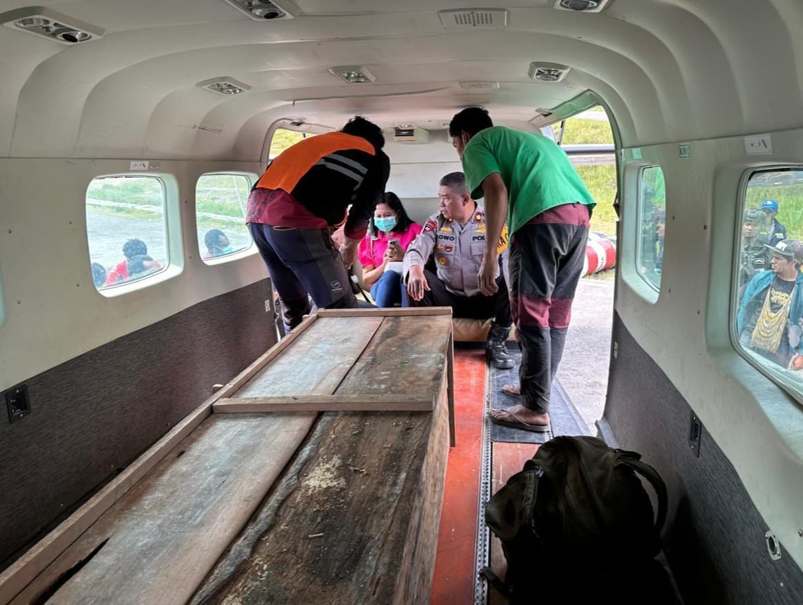 Proses evakuasi jenazah korban penembakan KKB (Foto: Polri)