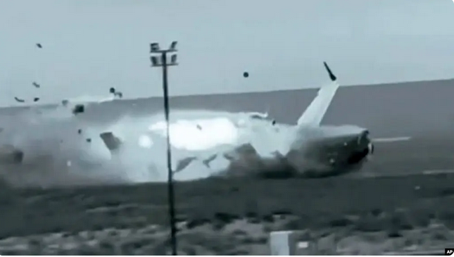 Kecelakaan  Azerbaijan Airlines  (Foto: Associated Press)