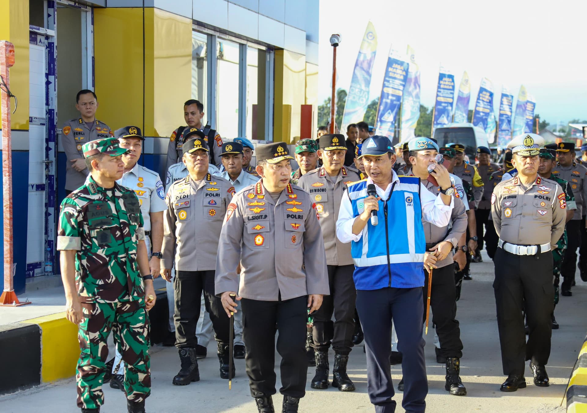 Kapolri Jenderal Listyo Sigit Prabowo dan Panglima TNI Jenderal Agus Subiyanto meninjau Gerbang Tol Prambanan (Foto: Polri)