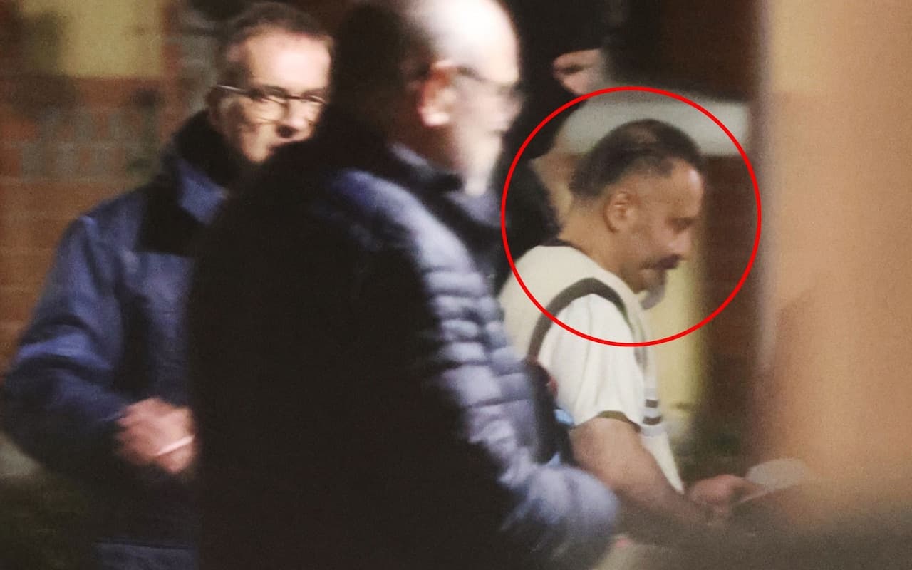 Taleb al-Abdulmohsen, penabrak kerumunan Pasar Natal di Magdeburg, Jerman, digiring aparat keamanan. Foto: The Telegraph