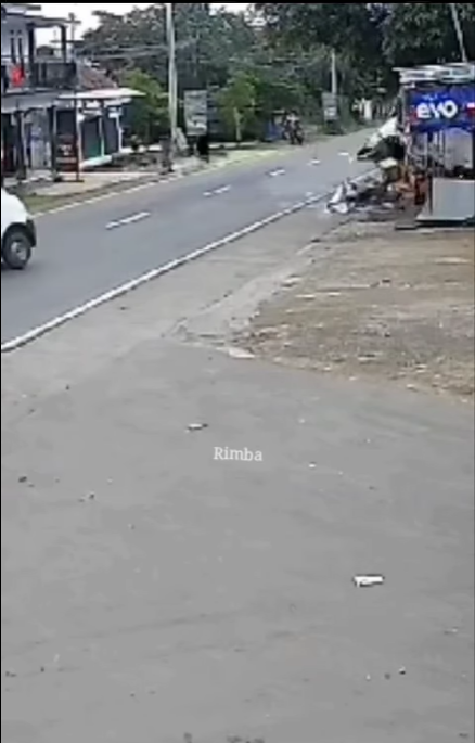 Ngeri, Video Viral Ban Minibus di Pasuruan Pecah hingga Terpelanting dan Hancurkan Gerobak Bakso