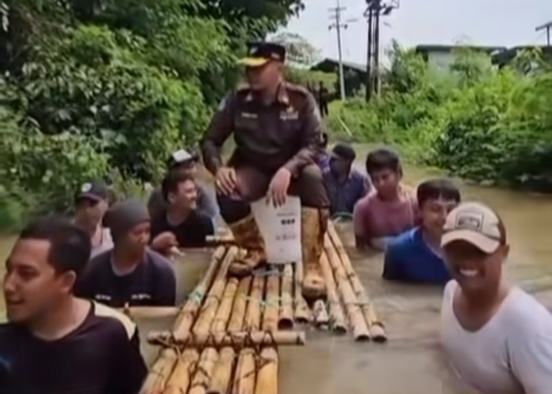 Direktur Utama (Dirut) PDAM Bangkalan, Sjobirin Hasan meninjau lokasi banjir (Foto: Istimewa)