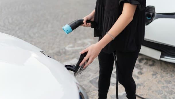 Tips Aman Mengisi Daya Baterai Mobil di Musim Hujan
