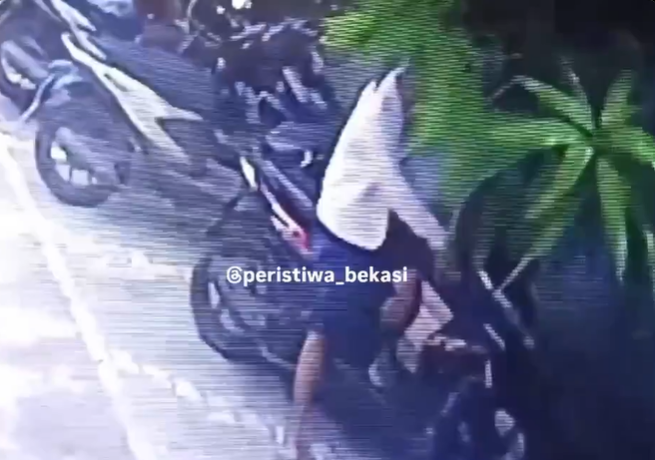 Viral Rekaman CCTV Curanmor Gagal di Bekasi, Security Tutup Palang Pintu hingga Pelaku Jungkir Balik