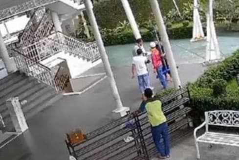 Turis Asing Tendang Marbot Masjid di Puncak Bogor.