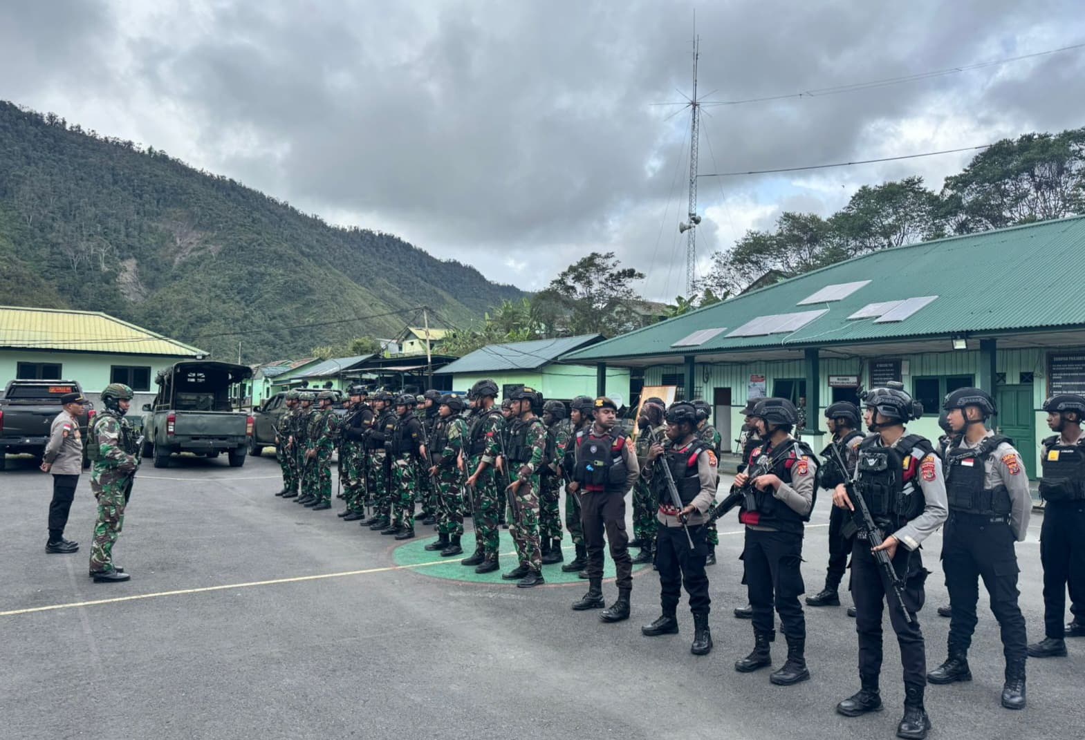 Patroli gabungan TNI-POLRI di Puncak Jaya, Papua (Foto: Polri)