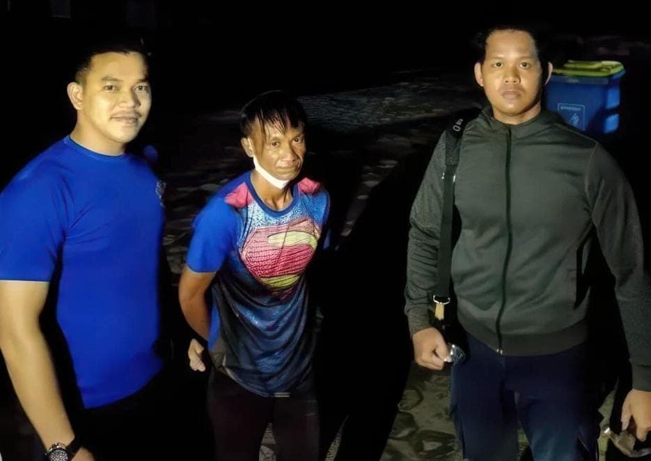 Petugas Pemadam Kebakaran menangkap maling di sebuah sekolah di Kalimantan Tengah (Foto: Instagram/damkarkobar)