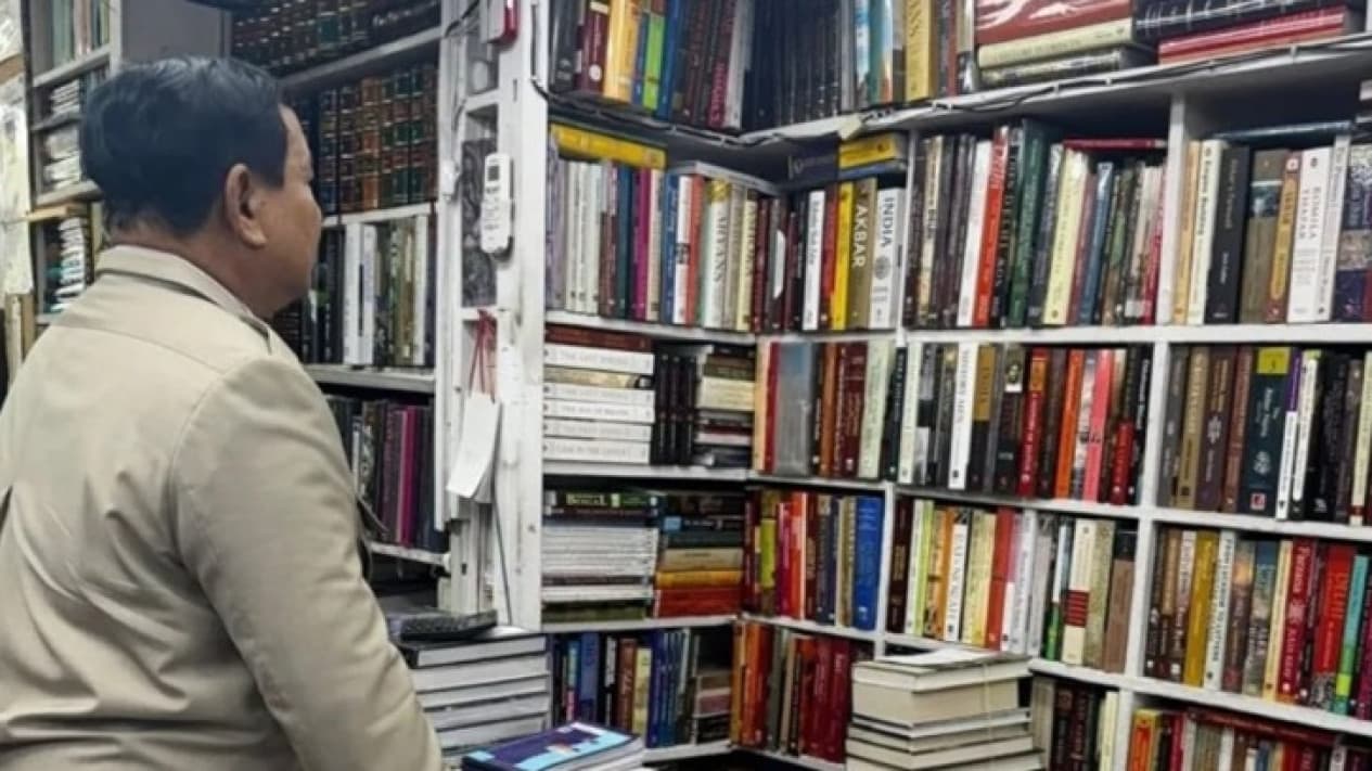 Prabowo borong buku di New Delhi (foto:Istagram @Prabowo)