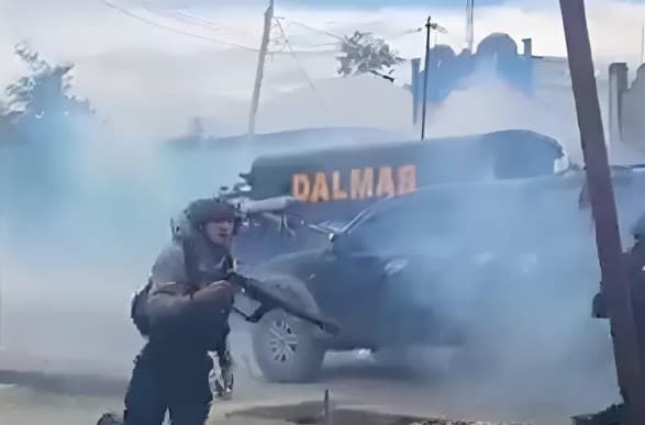 Ratusan Siswa SMA di Papua Demo Tuntut Pendidikan Gratis, Berujung Disemprot Gas Air Mata oleh Polisi. (Foto: X/@YLBHI)