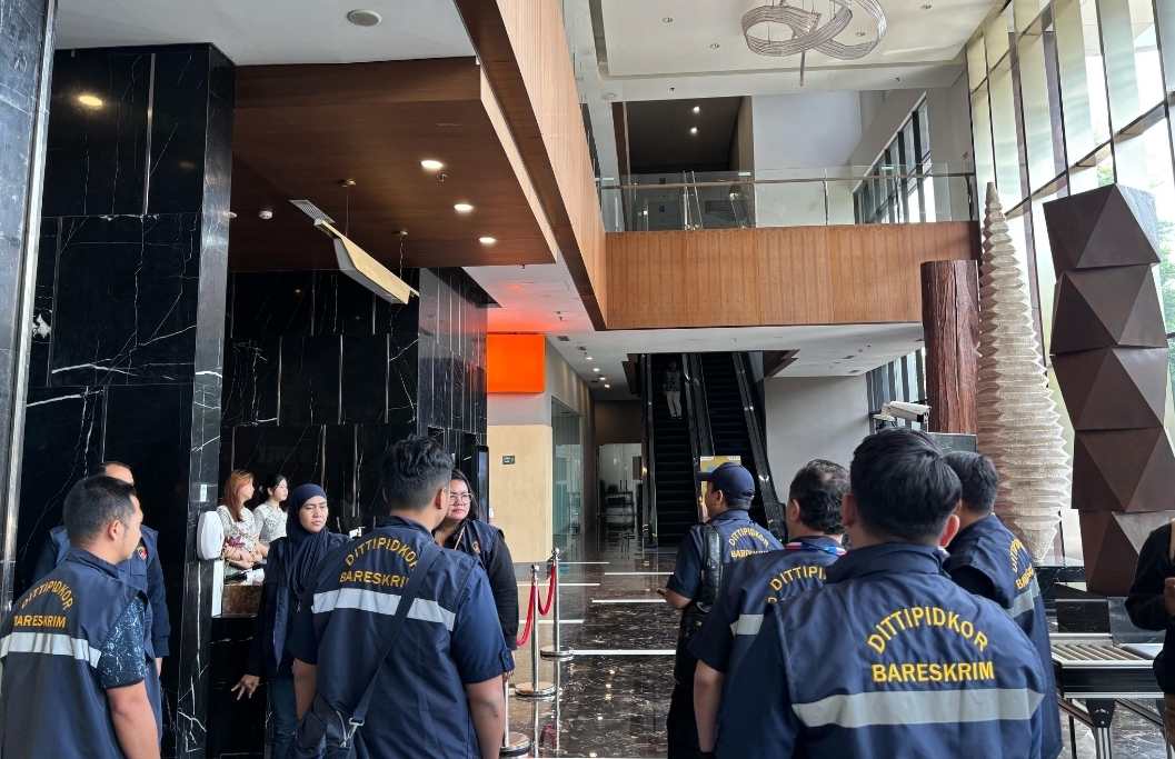 Polri menggeledah Gedung HK Tower di Cawang (Foto: Istimewa)