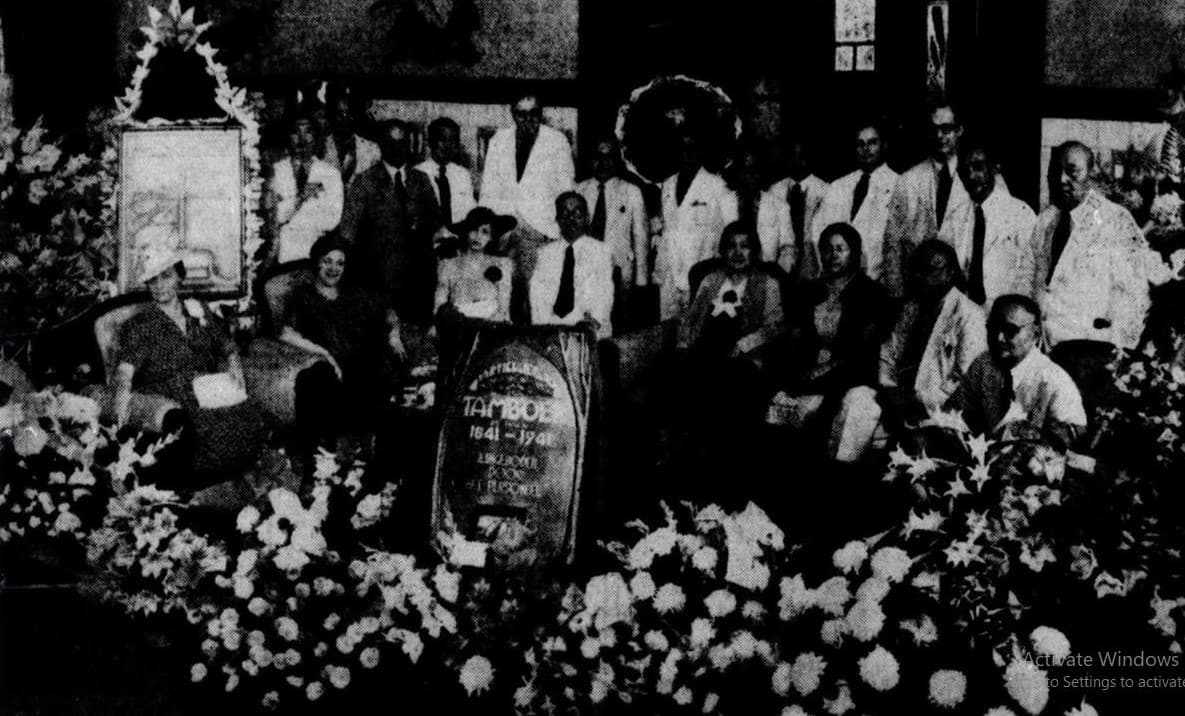 Landheer, atau tuan tanah, Tamboen berfoto bersama dalam pesta seratus tahun tanah partikelir Tambon. Foto: Soerabaijasch handelsblad