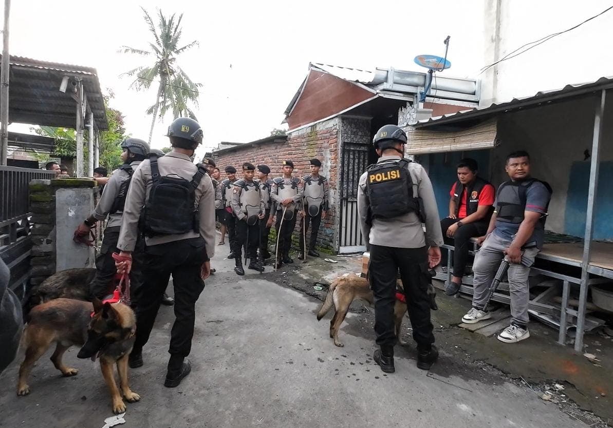 Kerahkan Anjing Pelacak, Polda NTB Gerebek Kampung Narkoba dan Sita 29,72 Gram Sabu!