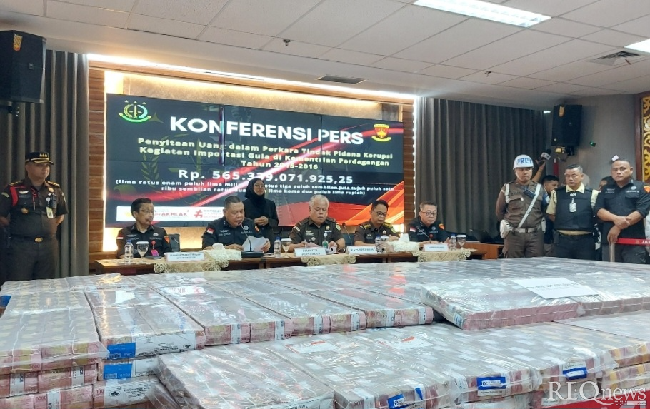 Penyidik Kejaksaan Agung menyita uang tunai terkait dugaan korupsi Impor Gula (Foto: Hastina/REQnews)