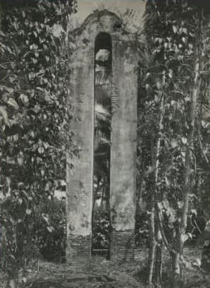 Klokkestand atau menara lonceng, satu-satunya yang masih tersisa dari Landhuis Kebon Djeroek sampai 1930. Foto: digitalcollections.universiteitleiden.nl