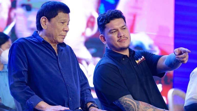 Mantan presiden Filipina Rodrigo Duterte bersama putranya; Baste Duterte. Foto: Russia Today