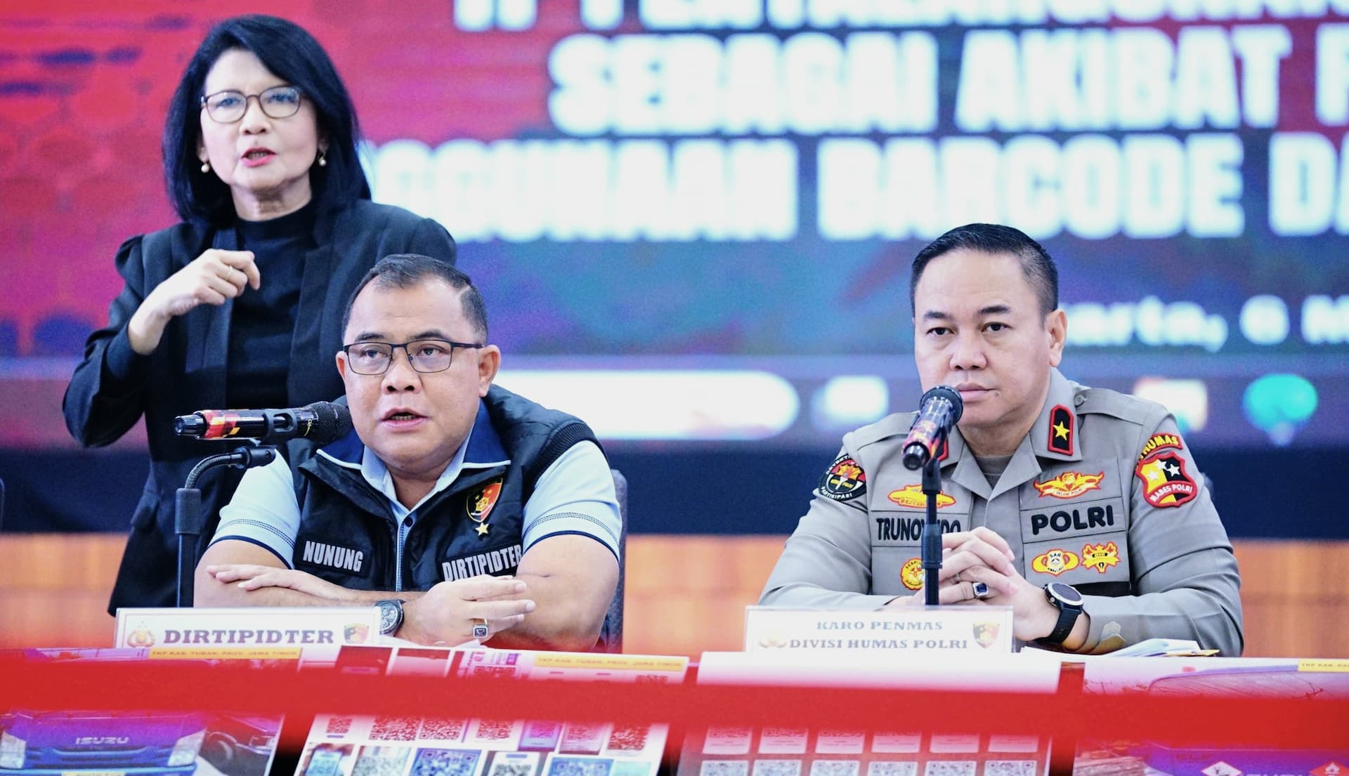 Direktur Tindak Pidana Tertentu Bareskrim Polri Brigjen Nunung Syaifuddin dan Karopenmas Divisi Humas Polri Brigjen Trunoyudo Wisnu Andiko