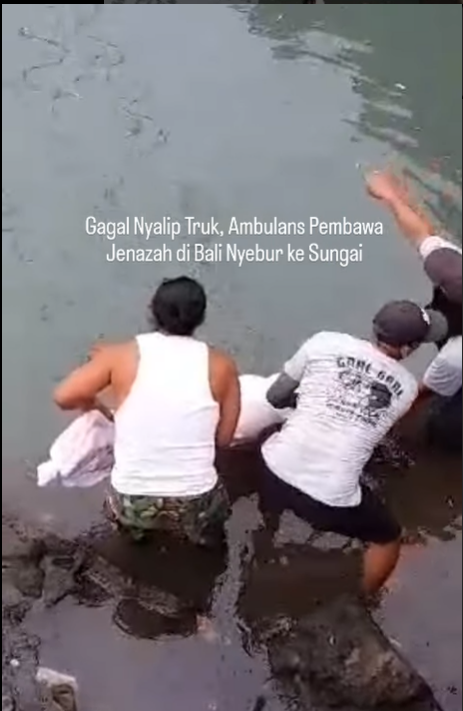 Viral Video Mobil Ambulans di Bali Tercebur ke Sungai hingga Jenazah Dievakuasi Dari Air