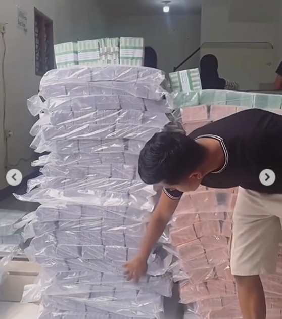 Viral Video Pemilik Ruko di Pasuruan Pamer Uang Baru Diduga Rp3 Miliar untuk Penukaran Uang Lebaran, Warganet: Jatah Tuker Satu Kabupaten