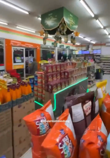 Viral Video Geng Motor di Bandung Keroyok Jukir Minimarket hingga Barang Dagangan Berserakan, Warganet: Puasa Kok Brutal Amat