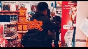 Pengeroyokan Jukir di Minimarket Bandung (foto:Istimewa)