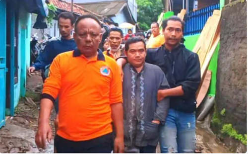 Aang Digiring Warga ke Polres Pelabuhanratu (Foto:Istimewa)