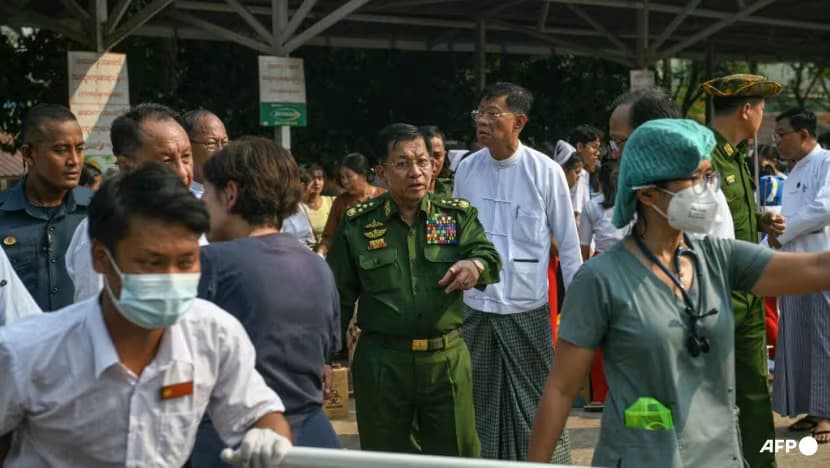 Pemimpin Junta Militer Myanmar Ming Aung Hlaing meninjau rumah sakit yang kebanjiran pasien.